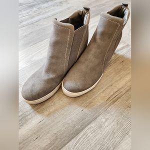 3/$25!! Steve Madden Hidden Wedge Slip on Sneaker Size 9.5